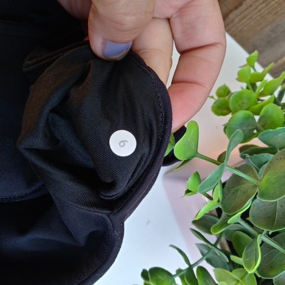 Women's Lululemon Cropped Black Leggings Size 6 - Picture 5 of 6